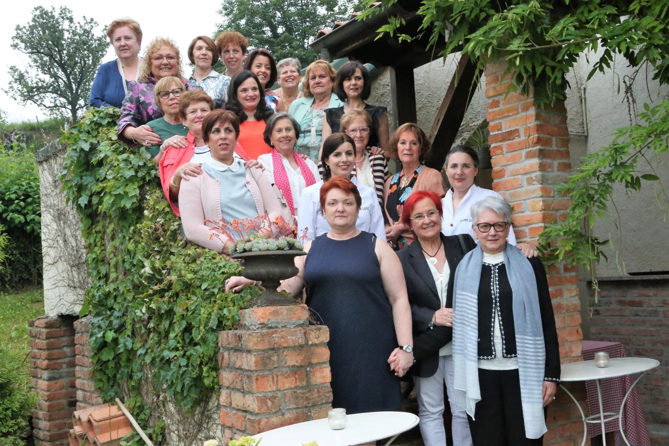 Yantar recibe la Guisandera de Oro. Las guisanderas presentes en el encuentro posan en las escaleras exteriores de Casa Telva