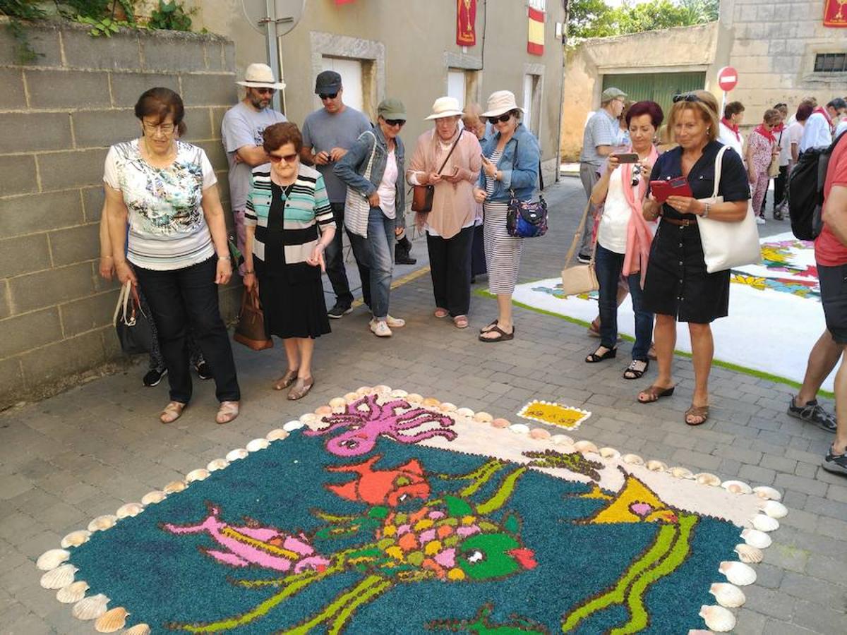 Castropol se cubre de alfombras florales por el Corpus