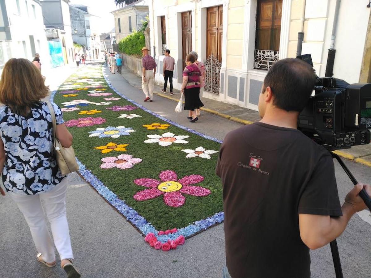 Castropol se cubre de alfombras florales por el Corpus