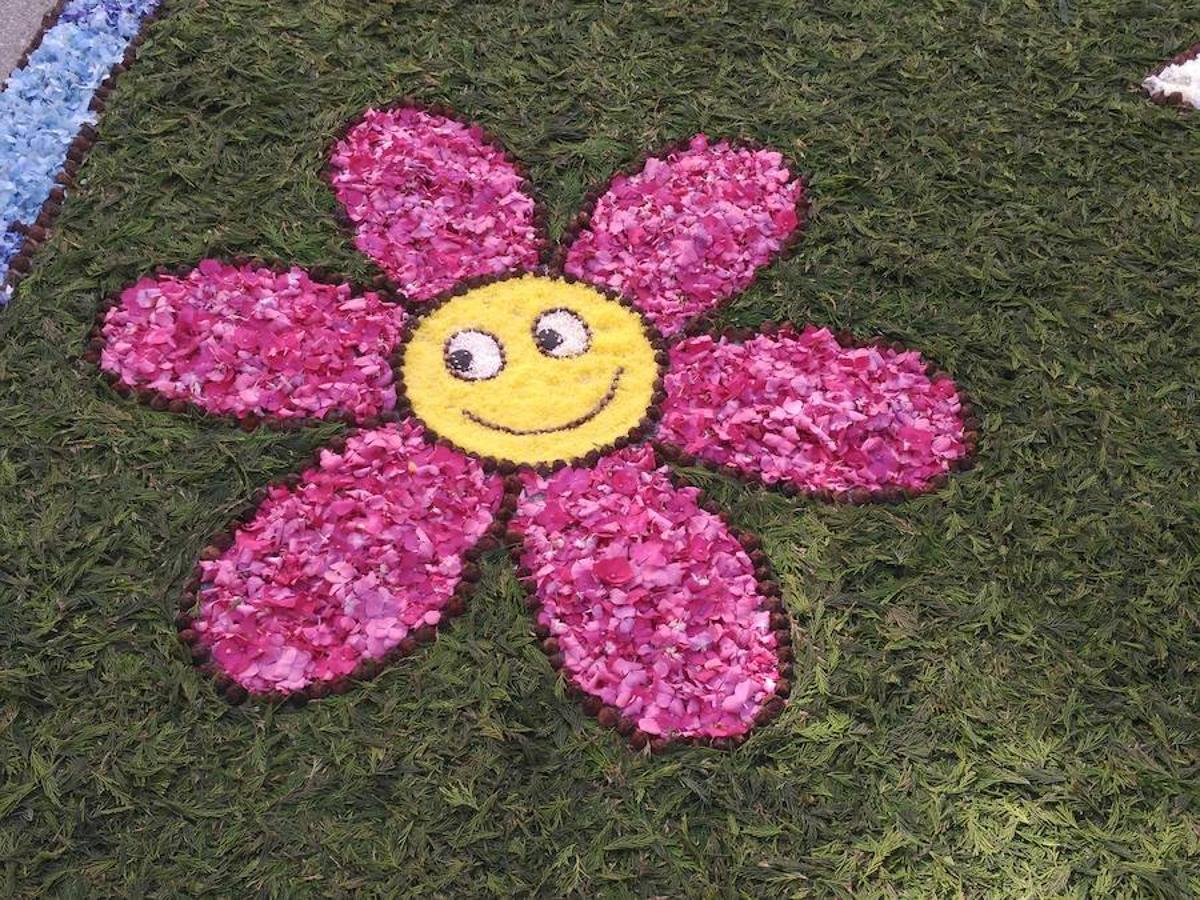 Castropol se cubre de alfombras florales por el Corpus