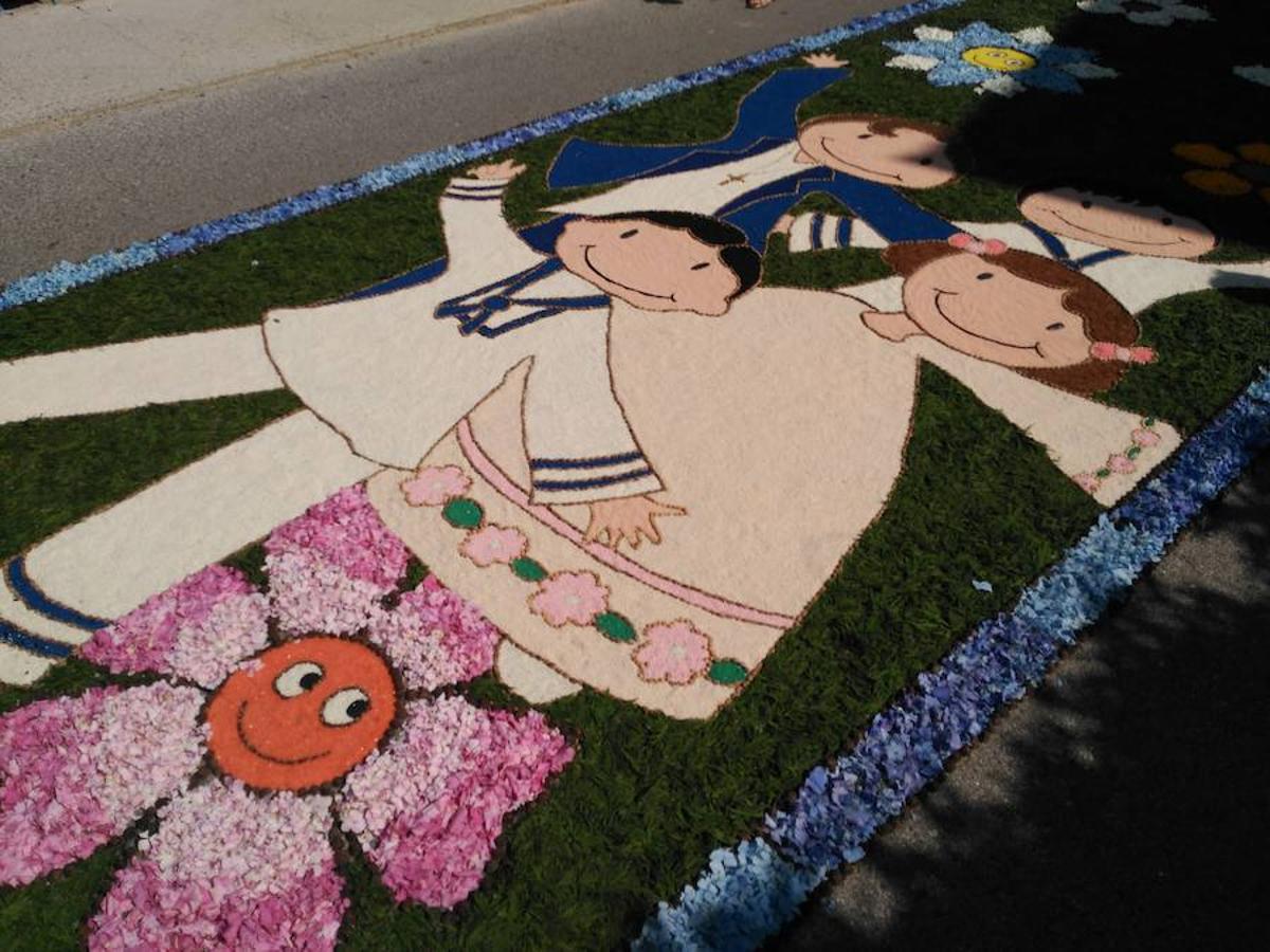 Castropol se cubre de alfombras florales por el Corpus