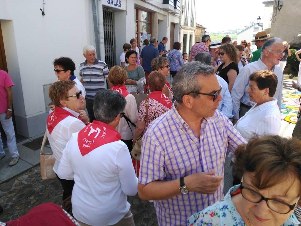 Castropol se cubre de alfombras florales por el Corpus