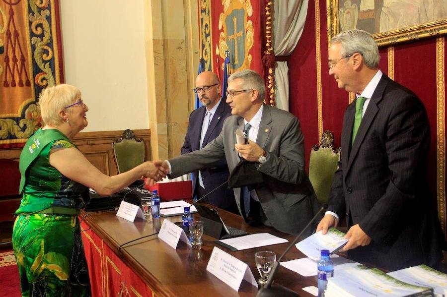 Los mayores de la Universidad de Oviedo reciben su diploma