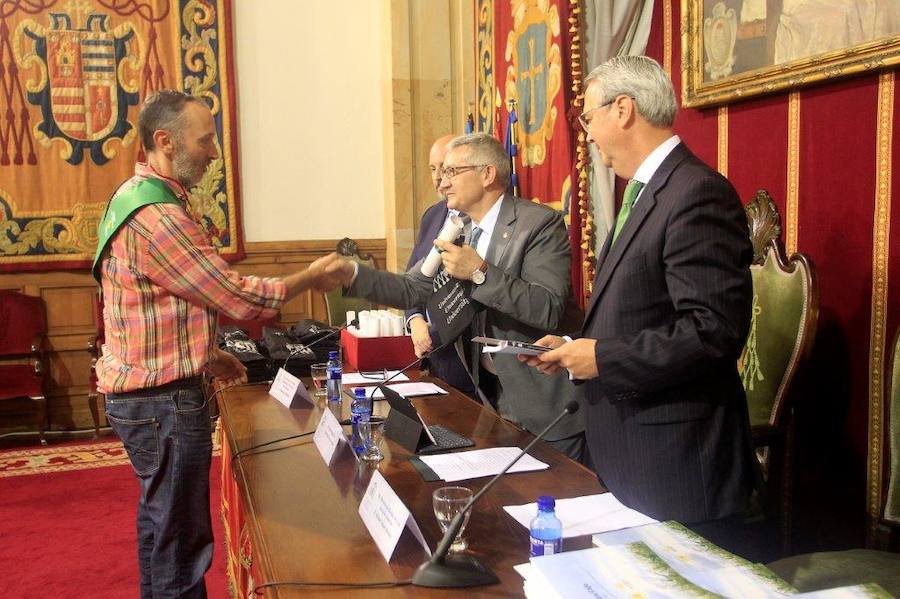 Los mayores de la Universidad de Oviedo reciben su diploma