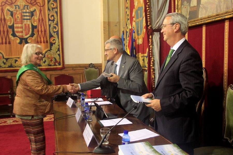 Los mayores de la Universidad de Oviedo reciben su diploma