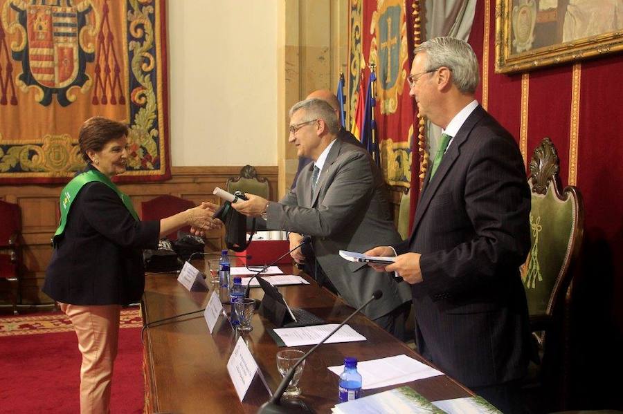 Los mayores de la Universidad de Oviedo reciben su diploma