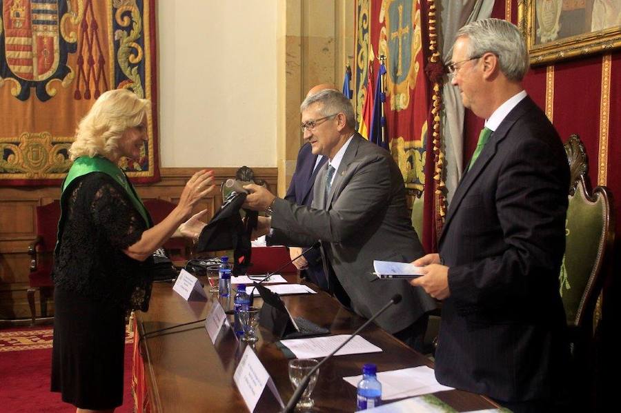 Los mayores de la Universidad de Oviedo reciben su diploma