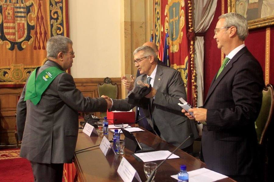 Los mayores de la Universidad de Oviedo reciben su diploma