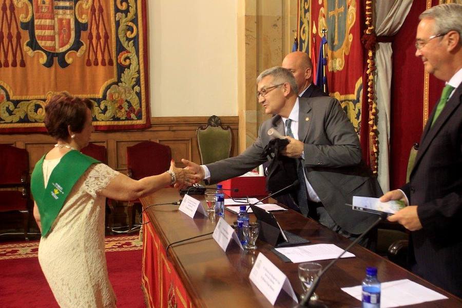 Los mayores de la Universidad de Oviedo reciben su diploma