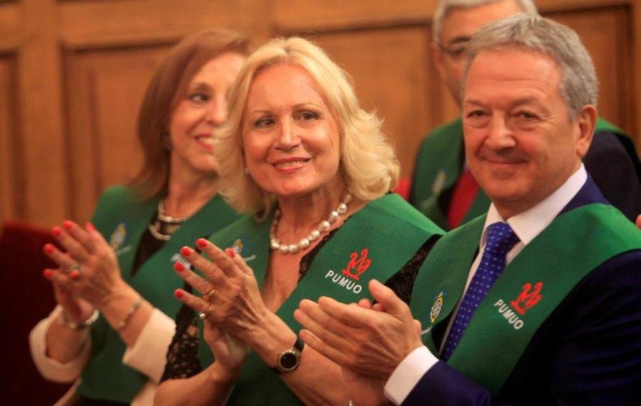 Los mayores de la Universidad de Oviedo reciben su diploma