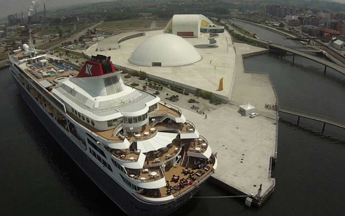 El Braemar atraca en Avilés con 700 cruceristas a bordo