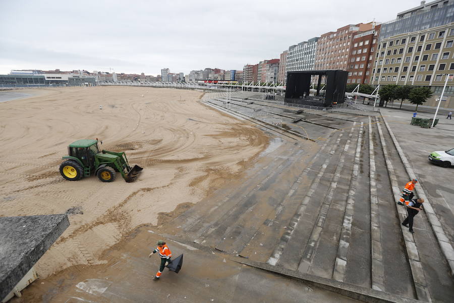 Limpieza en Poniente tras la fiesta de San Xuan