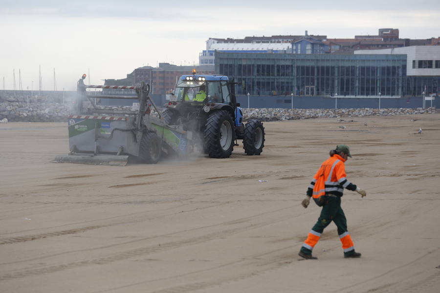 Limpieza en Poniente tras la fiesta de San Xuan