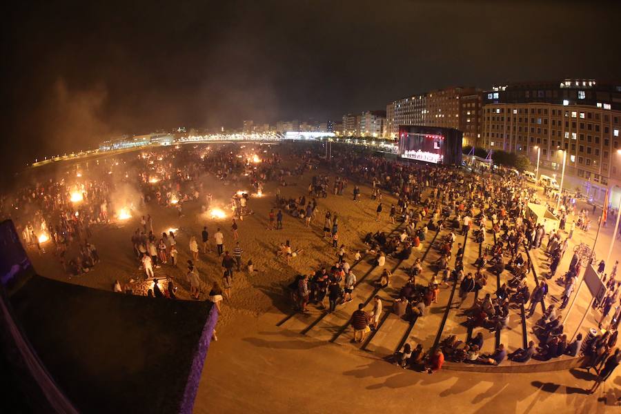 Hoguera de San Juan en Gijón
