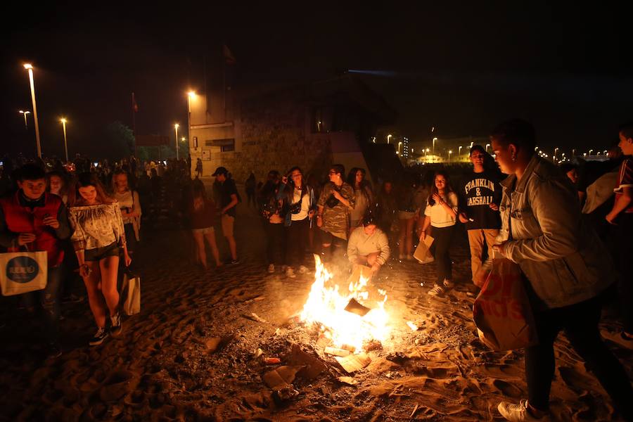 Hoguera de San Juan en Gijón