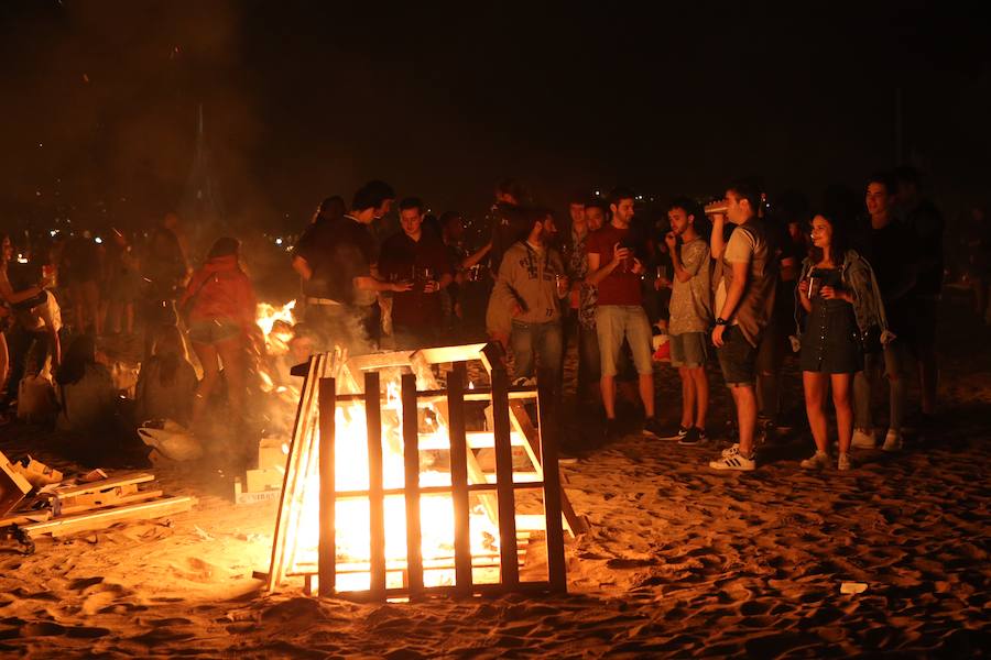 Hoguera de San Juan en Gijón