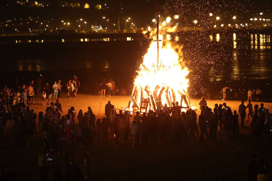 Hoguera de San Juan en Gijón