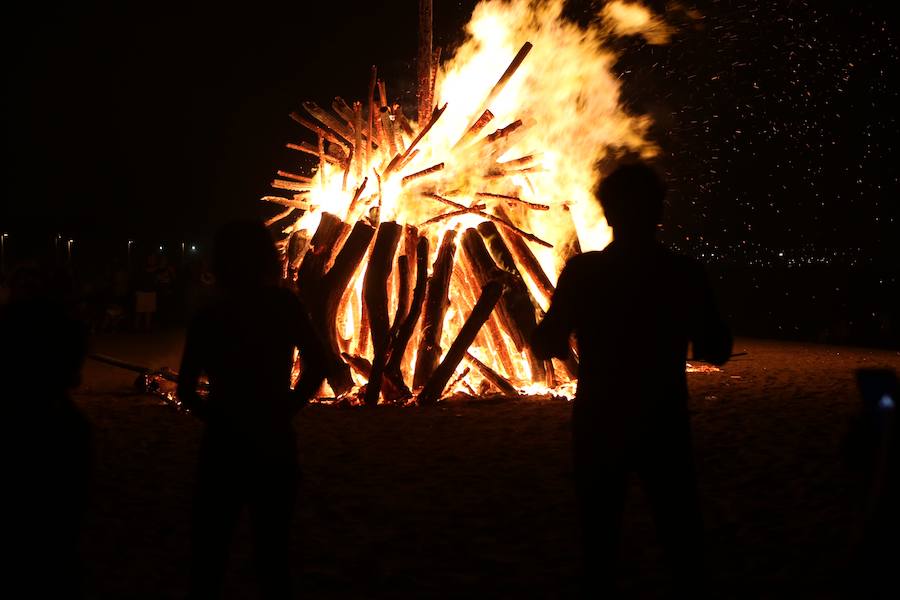 Hoguera de San Juan en Gijón