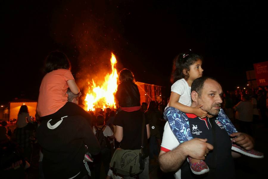 Hoguera de San Juan en Gijón