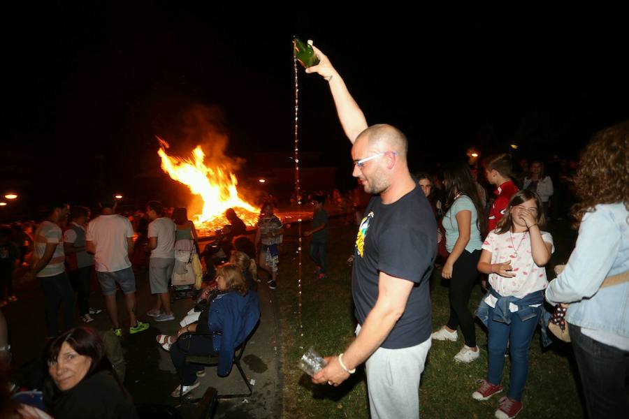 Hoguera de San Juan en Gijón