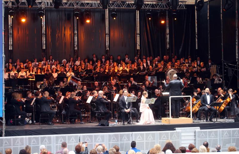 Monumental Carmina Burana ante la Catedral de Oviedo