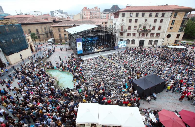 Monumental Carmina Burana ante la Catedral de Oviedo