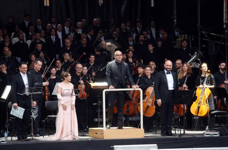 Monumental Carmina Burana ante la Catedral de Oviedo