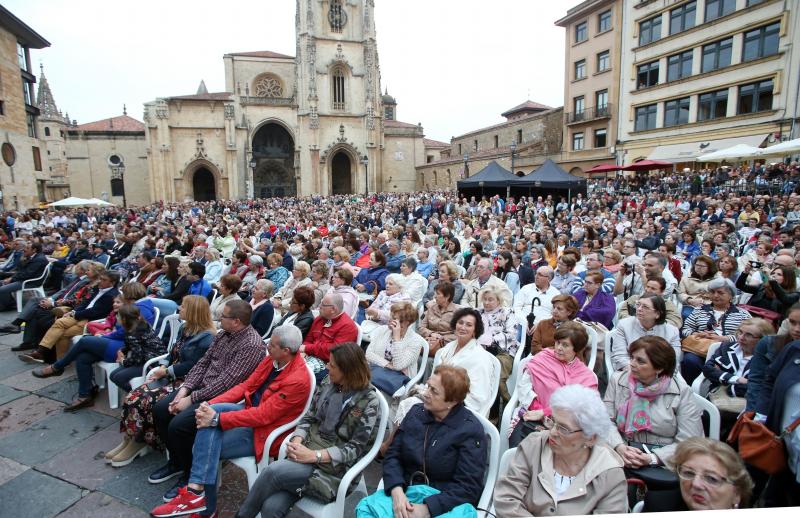 Monumental Carmina Burana ante la Catedral de Oviedo