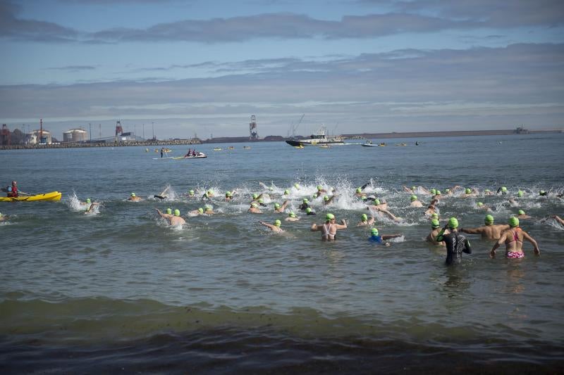 Más de cien nadadores en la Travesía de San Pedro de Gijón