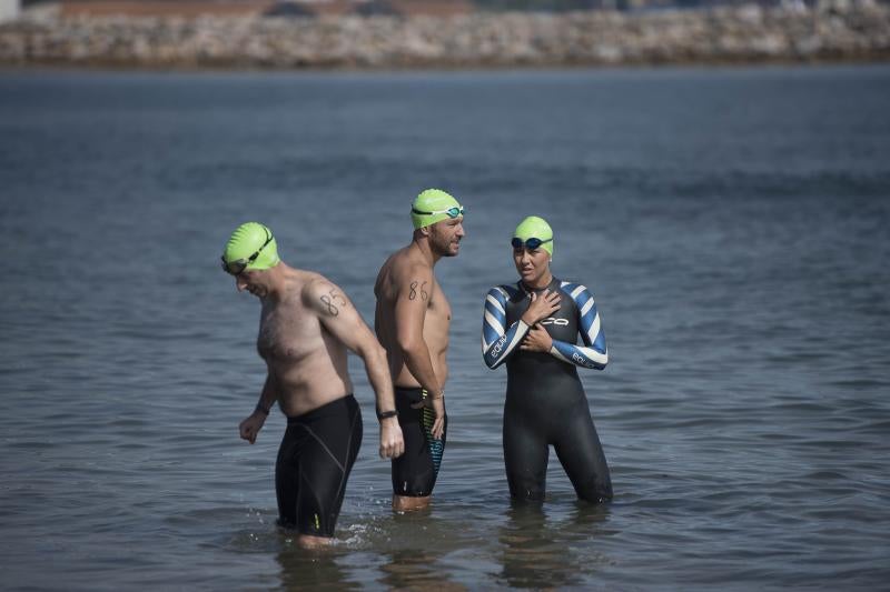 Más de cien nadadores en la Travesía de San Pedro de Gijón