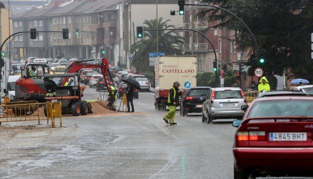 La lluvia complicó ayer por la tarde la convivencia de las obras con vehículos y vecinos. 