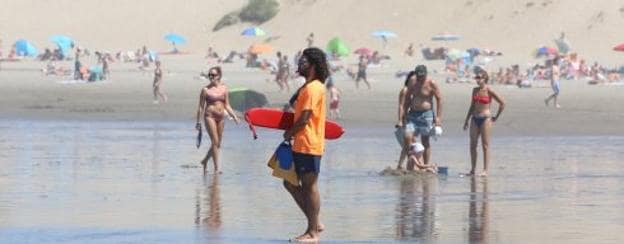 Un socorrista en la playa de Salinas el pasado fin de semana, jornada en el que ondeó la bandera roja para el baño . 