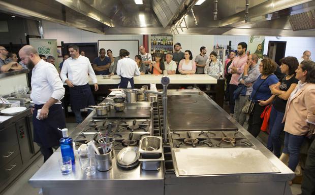 El chef Sergio Ortiz de Zarate y su equipo demostraron en Casa Gerardo su gusto por los productos del mar ante profesionales de la cocina. 