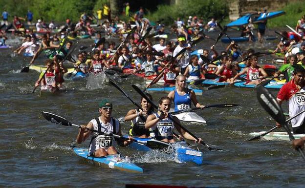 Las piraguas toman la salida del 80 Descenso Internacional del Sella.