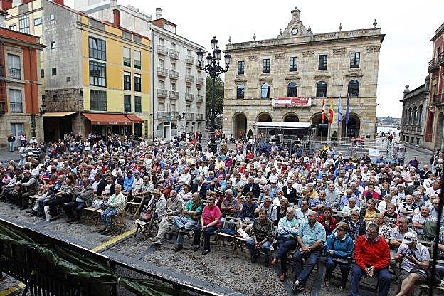 Público asistente a la última fase de clasificación del Concurso de Canción Asturiana, en la plaza Mayor. 