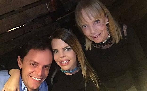 Los hermanos gijoneses Francisco y Coral Bartolomé, junto su madre, Eugenia Pérez, de Tineo, en Caracas, donde residen.