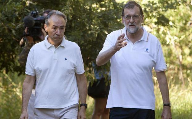 Rajoy da un paseo durante sus vacaciones.