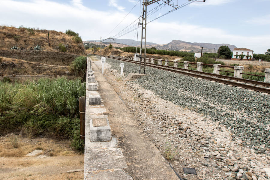 Los vecinos de la localidad malagueña siguen sin creer el caso de la pequeña tras conocer que una cámara de seguridad registró a la niña caminando sola sobre las vías del tren.