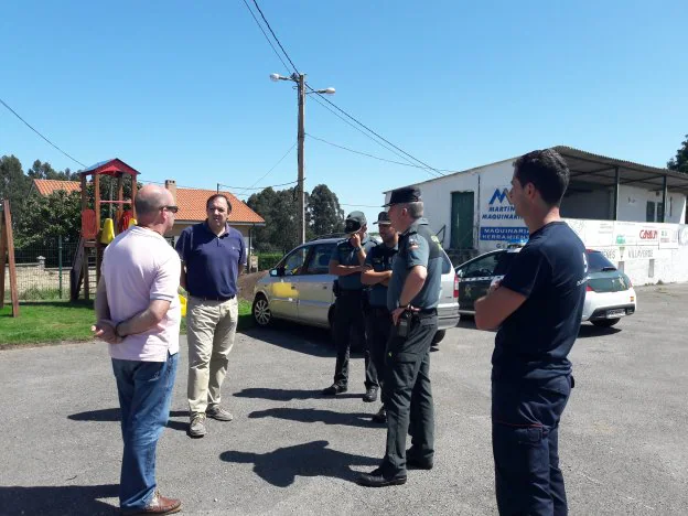 El alcalde, Alejandro Vega, con algunos de los agentes que participaron en la búsqueda. 