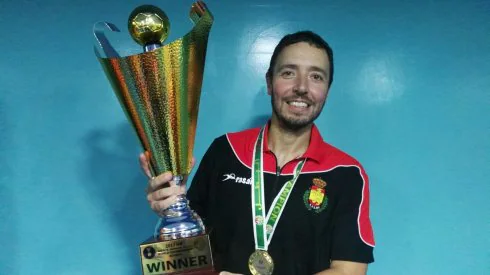 Diego Dorado, con la Copa de campeones y su medalla. 