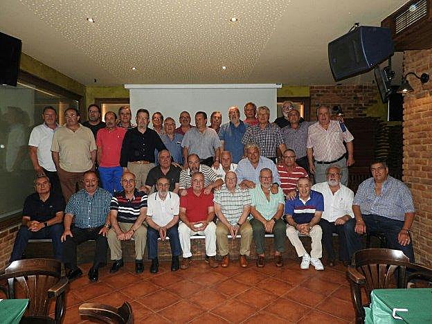 Foto de familia de los amigos de Ceares. 