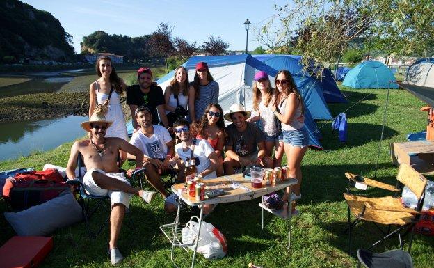 Los jóvenes de Ribadeo, Madrid y Oviedo en su «zona de reunión» de la fiesta de Piraguas.