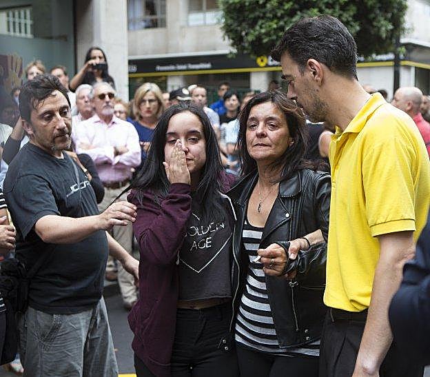 Una hermana y la madre de Germán, en la concentración convocada días después de la paliza. 