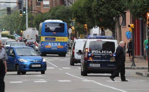 Patrullas de la Policía Nacional escoltaron autobuses en Gijón.
