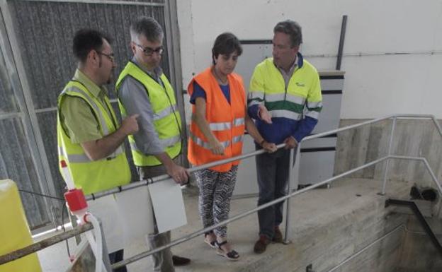 Rivas, con técnicos municipales y el gerente de Aqualia, Alfonso Tomás, en el depósito de Cuyences. 