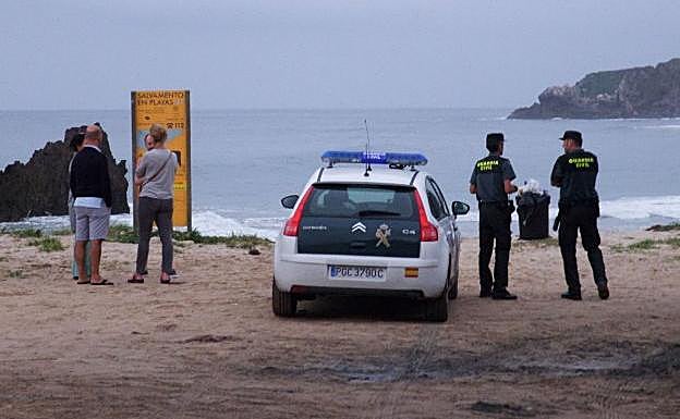 Agentes de la Guardia Civil ayer, en San Antolín. 