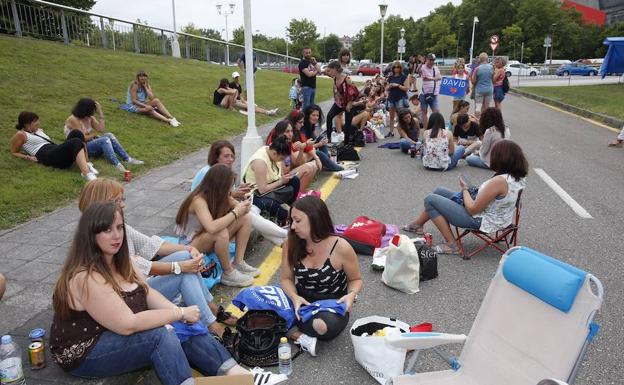 Cientos de jóvenes esperan en el entorno del Palacio de Deportes el inicio del concierto de David Bisbal.