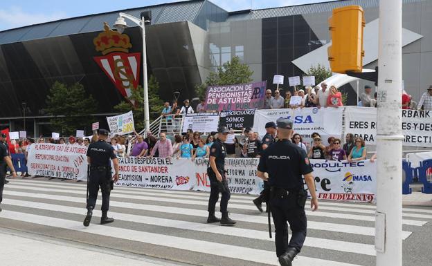 Discusión entre concejales de Xixón Sí Puede y la Policía Nacional en la inauguración de la Fidma