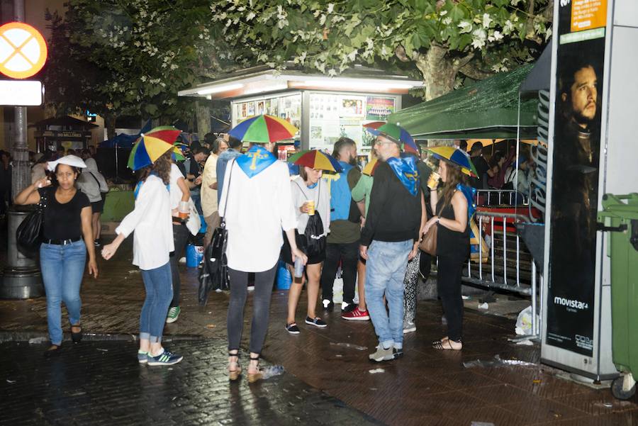 La locura de la fiesta nocturna de Ribadesella en Les Piragües