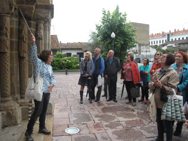 Los participantes en el recorrido atienden a las explicaciones de Rebeca Meana. 